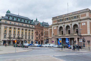 Boğazın kıyısındaki güzel binalar ve İsveç 'in Stockholm şehir merkezindeki adalar.