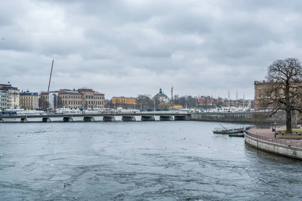 Prachtige Gebouwen Aan Oever Van Straat Het Centrum Van Stockholm — Stockfoto