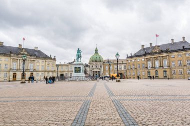  Frederik 'in Kilisesi, ve Kral V. Frederick' in binicilik heykeli, ve klasik saray cephesi ve Danimarka kraliyet ailesinin evi olan Amalienborg, Kopenhag, Danimarka 'da yer almaktadır..