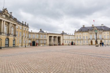 Danimarka kraliyet ailesinin evi olan Amalienborg 'un rokoko iç mekanlarıyla klasik saray cephesi Kopenhag, Danimarka' da yer almaktadır..