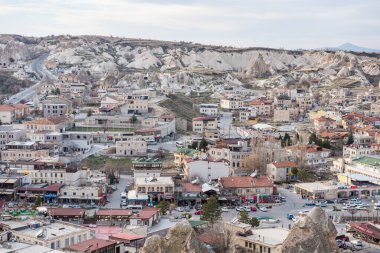 Goreme şehrinin ulusal park Goreme, Kapadokya, Türkiye 'de kaya oluşumunda inşa edilmiş mağara oteli görüntüsü. Volkanik kaya oluşumuyla inşa edilmiş mağara oteli. 