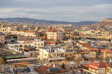 Goreme şehrinin ulusal park Goreme, Kapadokya, Türkiye 'de kaya oluşumunda inşa edilmiş mağara oteli görüntüsü. Volkanik kaya oluşumuyla inşa edilmiş mağara oteli. 