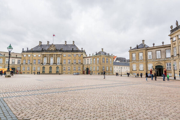 Фасады классического дворца с интерьером рококо Амалиенборга, дома датской королевской семьи, и расположен в Копенгагене, Дания
.