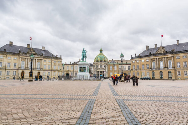  Церковь Фредерика и конная статуя короля Фридриха V, фасады классических дворцов и Амалиенборг, дом датской королевской семьи, и расположен в Копенгагене, Дания
.