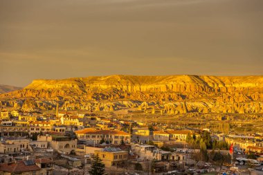 Kızıl Vadi ve Gül Vadisi ve Goreme şehir merkezi Kapadokya, Türkiye 'de günbatımının altında. Kızıl Vadi ve Gül Vadisi Kapadokyası isimlerini pembemsi kırmızı kayadan alır.  