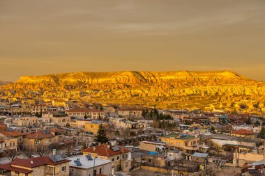 Kızıl Vadi ve Gül Vadisi ve Goreme şehir merkezi Kapadokya, Türkiye 'de günbatımının altında. Kızıl Vadi ve Gül Vadisi Kapadokyası isimlerini pembemsi kırmızı kayadan alır.  