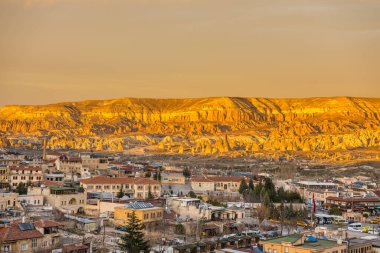 Kızıl Vadi ve Gül Vadisi ve Goreme şehir merkezi Kapadokya, Türkiye 'de günbatımının altında. Kızıl Vadi ve Gül Vadisi Kapadokyası isimlerini pembemsi kırmızı kayadan alır.  
