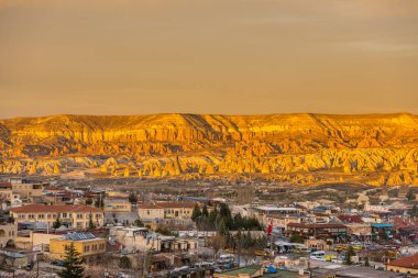 Kızıl Vadi ve Gül Vadisi ve Goreme şehir merkezi Kapadokya, Türkiye 'de günbatımının altında. Kızıl Vadi ve Gül Vadisi Kapadokyası isimlerini pembemsi kırmızı kayadan alır.  