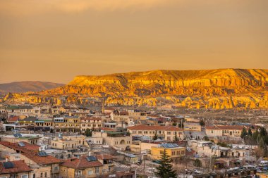 Kızıl Vadi ve Gül Vadisi ve Goreme şehir merkezi Kapadokya, Türkiye 'de günbatımının altında. Kızıl Vadi ve Gül Vadisi Kapadokyası isimlerini pembemsi kırmızı kayadan alır.  