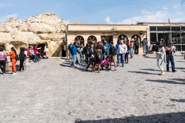 1984 yılından bu yana Türkiye 'nin Kapadokya kentindeki UNESCO Dünya Mirasları Listesi üyesi olan Goreme Açık Hava Müzesi' nde çok sayıda turist bulunuyor..