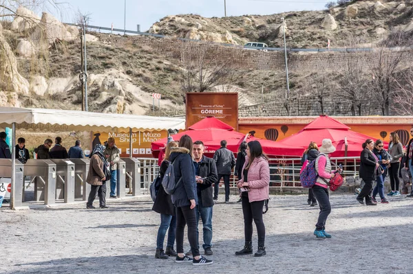 1984 yılından bu yana Türkiye 'nin Kapadokya kentindeki UNESCO Dünya Mirasları Listesi üyesi olan Goreme Açık Hava Müzesi' nde çok sayıda turist bulunuyor..