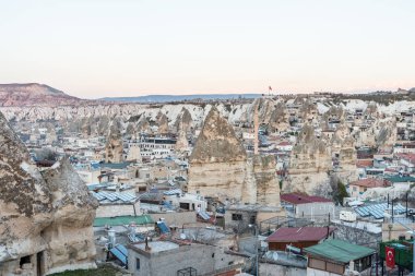 Goreme şehrinin hava görüntüsü, mağara oteli ulusal park Goreme 'de güneş batımı altında kaya oluşumunda inşa edildi, Kapadokya, Türkiye. 