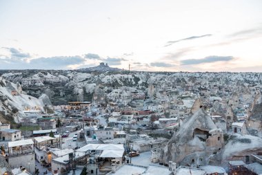 Goreme şehrinin hava görüntüsü, mağara oteli ulusal park Goreme 'de güneş batımı altında kaya oluşumunda inşa edildi, Kapadokya, Türkiye. 