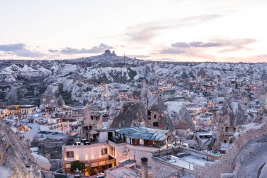 Goreme şehrinin hava görüntüsü, mağara oteli ulusal park Goreme 'de güneş batımı altında kaya oluşumunda inşa edildi, Kapadokya, Türkiye. 
