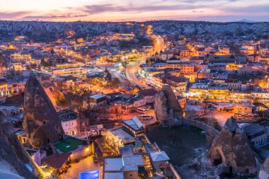 Goreme ilçesinin ulusal park Goreme, Kapadokya, Türkiye 'de kaya oluşumunda inşa edilen mağara oteli gece görüşü. 
