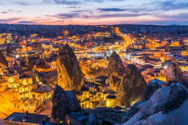 Goreme ilçesinin ulusal park Goreme, Kapadokya, Türkiye 'de kaya oluşumunda inşa edilen mağara oteli gece görüşü. 