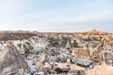 Goreme kasabasının havadan görünüşü. Mağara oteli ulusal park Goreme 'de kaya oluşumunda inşa edilmiş. Sabah altın güneş ışığı altında, Kapadokya, Türkiye. 