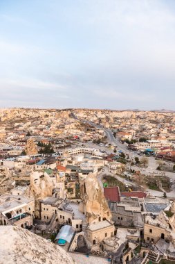 Goreme kasabasının havadan görünüşü. Mağara oteli ulusal park Goreme 'de kaya oluşumunda inşa edilmiş. Sabah altın güneş ışığı altında, Kapadokya, Türkiye. 