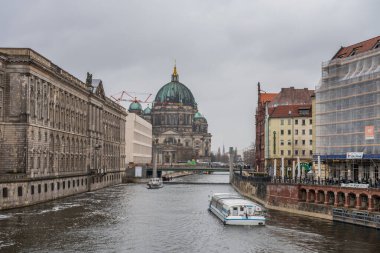 Berlin, Almanya 'nın başkenti Berlin' deki Spree nehrinin nehir kıyısındaki Berliner Dom veya Berlin Katedrali 'ndeki binalar.