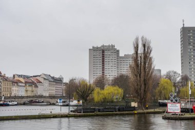 Berlin, Almanya 'nın merkezindeki Spree Nehri' nin kıyısındaki binalar.