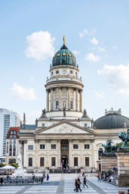 Berlin 'deki Alman Kilisesi, Mitte bölgesindeki Jandarma Meydanı' ndaki üç büyük binadan biri. Almanya 'da parlamenter demokrasi konulu bir sergi düzenlendi. 
