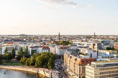Berlin şehir merkezinin modern ufuk çizgileri ile Spree Nehri 'nin nehir kıyısında ve günbatımının altında kilise kuleleri. Berlin Katedrali 'nden hava görüntüsü.