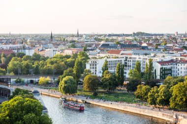 Berlin şehir merkezinin modern ufuk çizgileri ile Spree Nehri 'nin nehir kıyısında ve günbatımının altında kilise kuleleri. Berlin Katedrali 'nden hava görüntüsü.