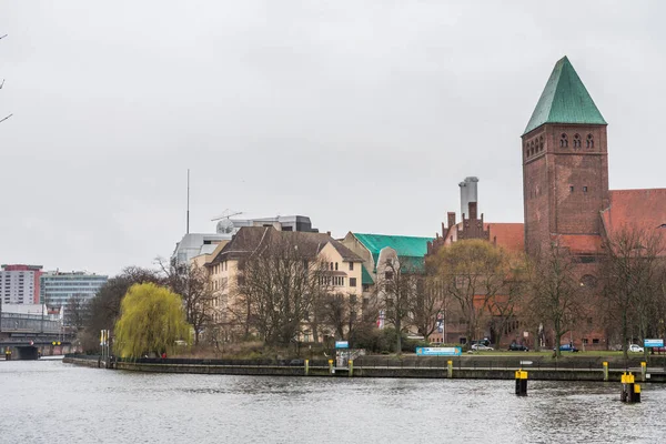 Gebouwd Aan Oever Van Rivier Van Rode Bakstenen Kathedraal Achtig — Stockfoto