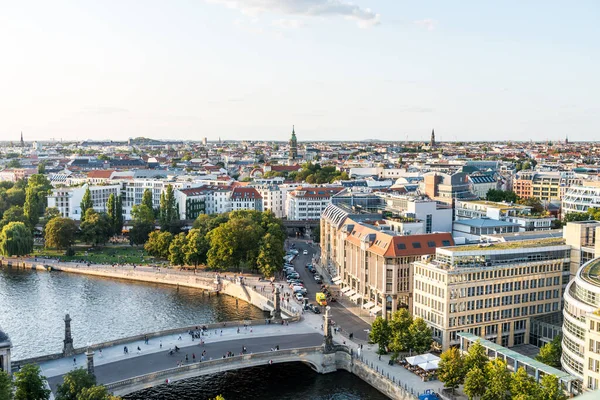 Berlin şehir merkezinin modern ufuk çizgileri ile Spree Nehri 'nin nehir kıyısında ve günbatımının altında kilise kuleleri. Berlin Katedrali 'nden hava görüntüsü.
