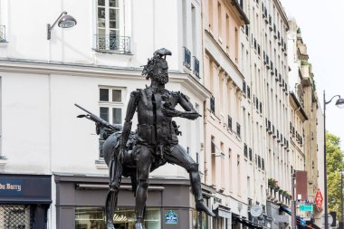 Fransız sanatçı Cesar Baldaccini tarafından Paris 'te Rue de Sevres ve Rue du Cherche-Midi' nin köşelerinde yaratılan Centaur 'un sanat eseri.. 