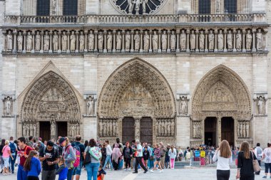 Büyük yangından önce Notre-Dame de Paris 'in önündeki meydanda bir turist, Ile de la Cite' deki ortaçağ Katolik katedrali, Paris 'in 4. semtinde.