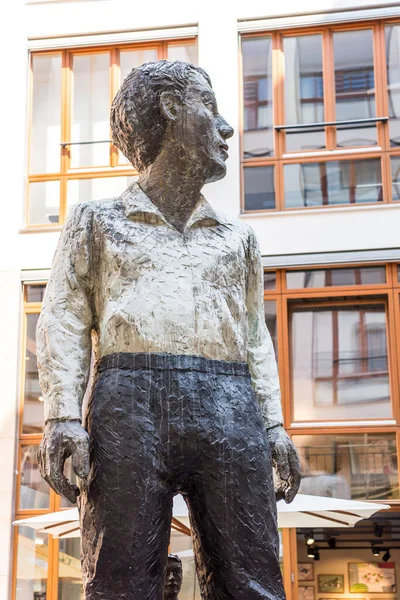 Una Estatua Hombre Pie Calle Berlín Cerca Puerta Brandeburgo — Foto de Stock