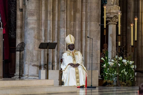 Pappi Istuu Notre Dame Paris Ssa Ennen Suurta Tulipaloa Keskiaikainen — kuvapankkivalokuva