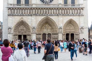Büyük yangından önce Notre-Dame de Paris 'in önündeki meydanda bir turist, Ile de la Cite' deki ortaçağ Katolik katedrali, Paris 'in 4. semtinde.