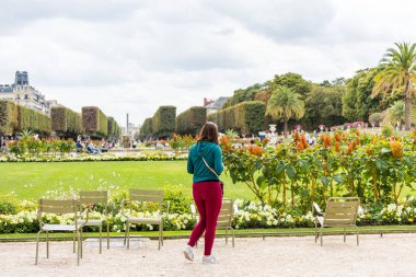  Fransa 'nın başkenti Paris' te yaz aylarında Lüksemburg Bahçesi.