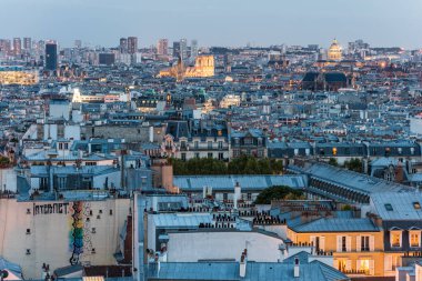 Paris 'in eski kasabasının gece manzarası, Paris' in Kutsal Yüreği Bazilikası 'ndan Paris' in en yüksek noktası Montmartre tepesinin manzarası.