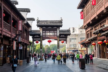 Çin 'in Jiangsu Eyaleti Nanjing City' deki Qinhuai Nehri 'nin kıyısındaki geleneksel geçit binası..