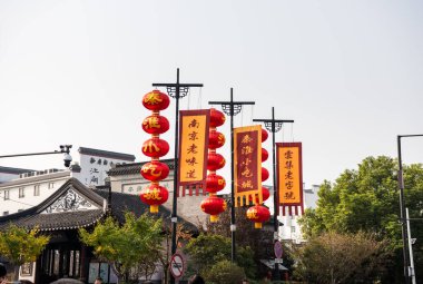 Çin 'in Jiangsu Eyaleti Nanjing şehrindeki Qinhuai Nehri kıyısındaki geleneksel Çin restoranlarının fenerleri ve pankartları..