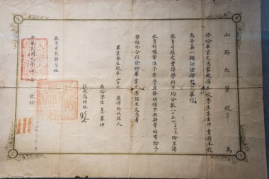 Çin 'in Jiangsu Eyaleti Nanjing şehrindeki Konfüçyüs Tapınağı' ndaki Shanxi Üniversitesi mezuniyet sertifikası Konfüçyüs 'e ve Çin' deki Konfüçyüsçülüğün bilge ve filozoflarına tapınak.