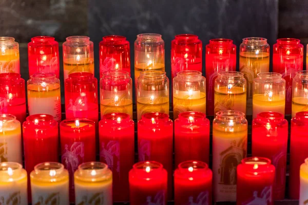 Κάψιμο Κεριών Στη Βασιλική Της Ιερής Καρδιάς Του Παρισιού Γαλλία — Φωτογραφία Αρχείου