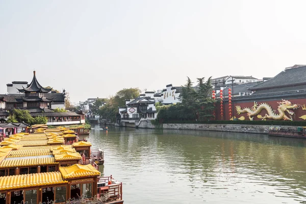 南京市秦海川孔子廟風景区付近の中国の伝統的建造物群文徳橋からの眺め — ストック写真