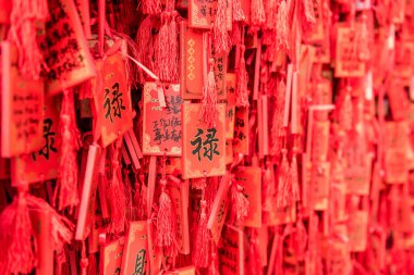  Çin 'in Jiangsu Eyaleti Nanjing şehrindeki Konfüçyüs tapınağında asılı kırmızı tılsımlar Konfüçyüs' e ve Çin 'deki Konfüçyüsçülüğün bilge ve filozoflarına bir tapınak.