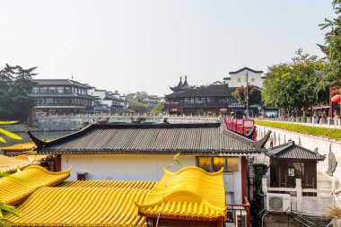 Wende Köprüsünden Manzara, Çin geleneksel binaları Konfüçyüs Tapınağı yakınlarındaki Qinhuai Nehri, Nanjing, Çin