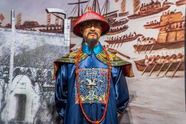 Çin 'in Nanjing kentindeki Qinhuai Nehri yakınlarındaki Konfüçyüs Tapınağı Sahne Bölgesi' nde, Jiangnan İmparatorluk Muayene Merkezi 'nde (Kuzey) Qing Hanedanlığı' nın kostümleriyle kılık değiştirmiş üst düzey Çinli yetkililer.