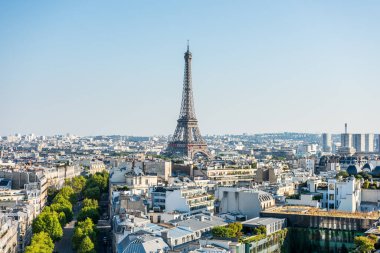 Paris 'teki Şanzelize Bulvarı' ndaki Zafer Takı 'nın tepesinden Eyfel Kulesi' nin inşa edildiği eski şehrin havadan görünüşü.
