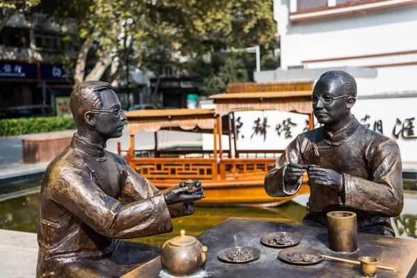 Estatua Dos Jóvenes Chinos Tomando Juntos Orilla Del Río Qinhuai —  Fotos de Stock