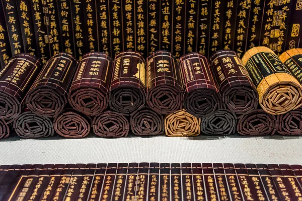 Fotos de Livros antigos chineses, Imagens de Livros antigos chineses sem  royalties | Depositphotos