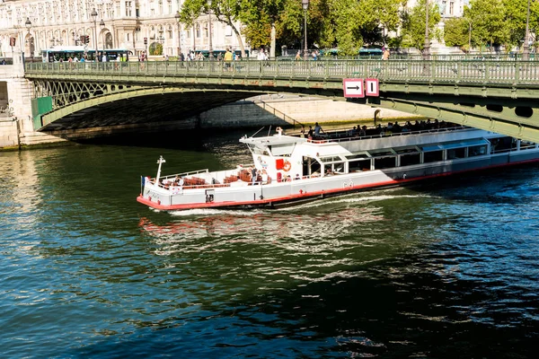 Cruise Ship Sailing Seine River Sunny Day Paris France — Stock Photo, Image