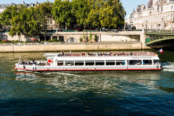 Statek Wycieczkowy Pływający Sekwanie Słoneczny Dzień Paryżu Francja — Zdjęcie stockowe