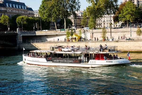 Statek Wycieczkowy Pływający Sekwanie Słoneczny Dzień Paryżu Francja — Zdjęcie stockowe